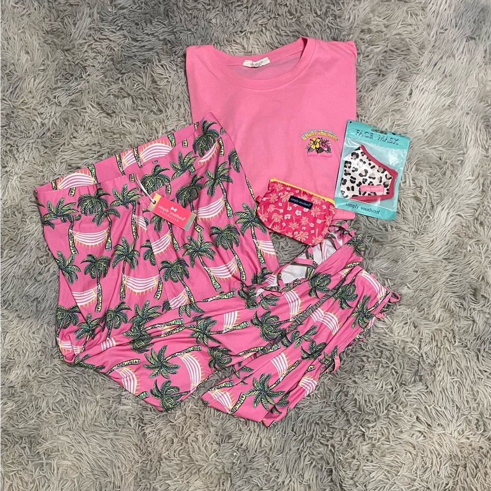 Simply Southern Bundle T Shirt with yoga pants, Change Purse & Youth Face Mask